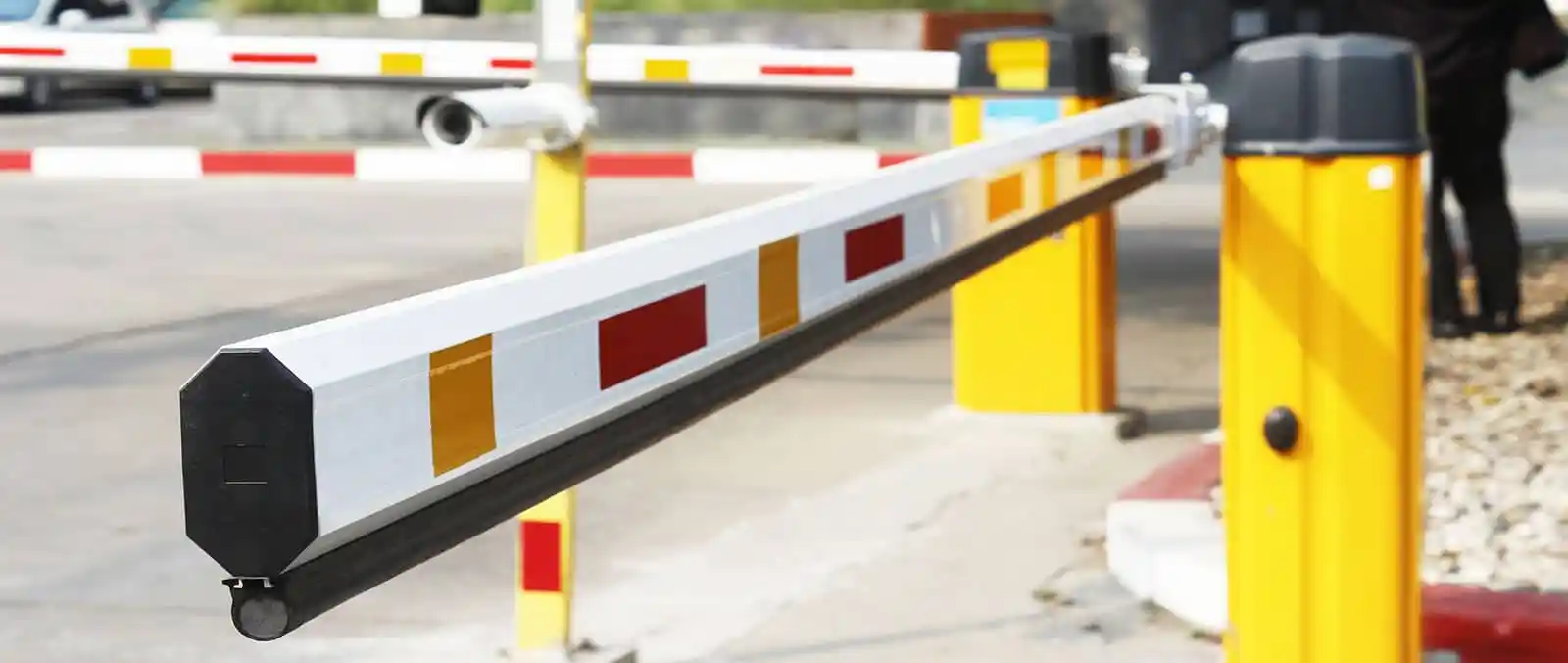 Automatic car gates have become an urgent need in our current era, due to the necessity of managing car parks for companies and buildings, activating a payment system, controlling entry and exit, or other reasons.